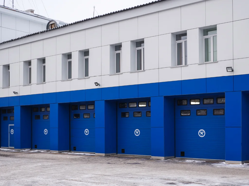 Промышленные ворота ISD01 — монтаж на предприятии